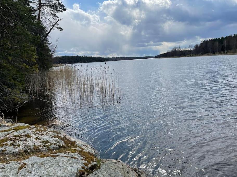 Nyrenoverat Strandnaera Med Fantastisk Utsikt Rimbo Exterior foto
